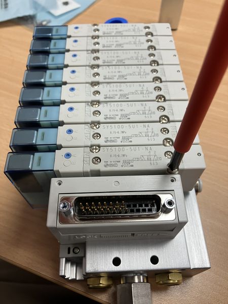Fichier:How To Change the D-Sub Support Stands on a SMC Valve Bank Media 17-6AB6C3A1-7AD2-4830-9C5E-1F0B6196DDB1.jpg