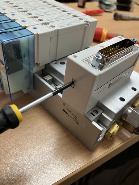 Fichier:How To Change the D-Sub Support Stands on a SMC Valve Bank Media 14-D12B6F84-B0FA-4835-BD3C-135AEAC47481.jpg