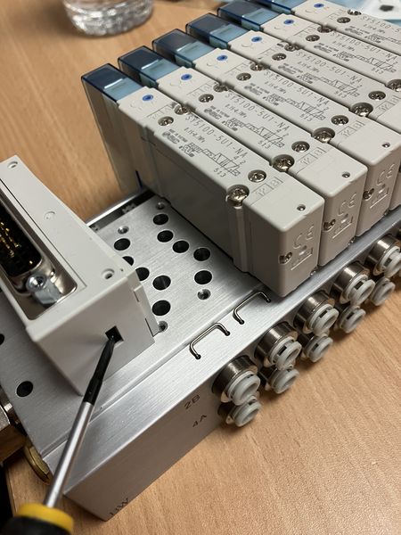 Fichier:How To Change the D-Sub Support Stands on a SMC Valve Bank Media 15-12CC23E4-1FEC-4DF5-89E5-7289472068DC.jpg